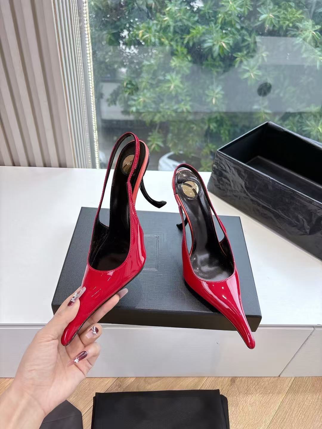 Saint Laurent Apolline Slingback Pumps