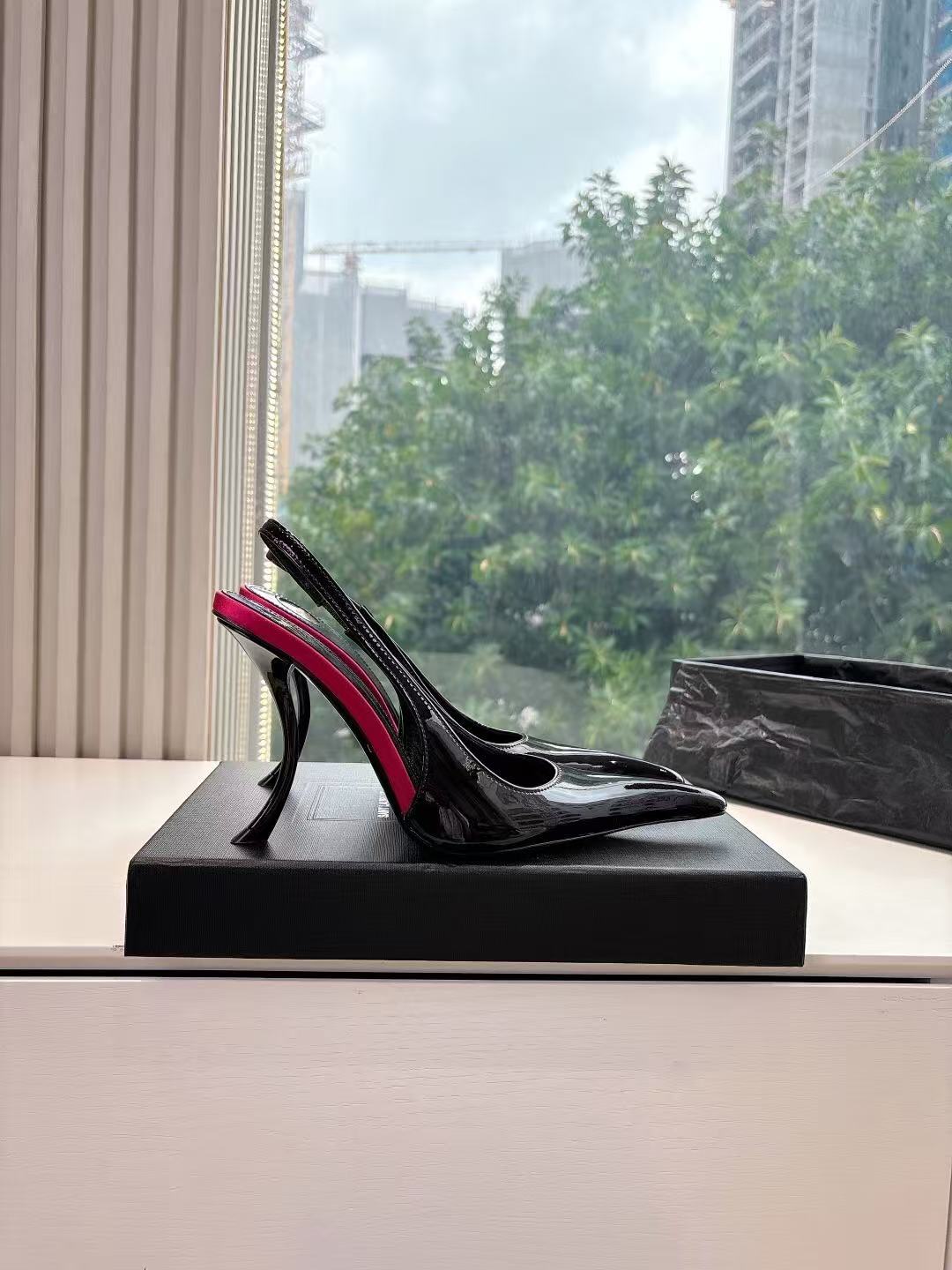 Saint Laurent Apolline Slingback Pumps